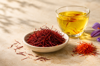 چگونه زعفران اصل را از تقلبی تشخیص دهیم؟ (۸ روش ۱۰۰٪ تضمینی)